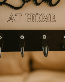 Love At Home Yazılı Ev Şeklinde Duvar Anahtarlık Askısı Love At Home Yazılı Ev Şeklinde Duvar Anahtarlık Askısı