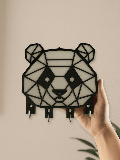 Elde tutulan, boyutlu geometrik panda tasarımlı siyah metal duvar anahtarlığı, alt kısmında 4 kanca bulunan dekoratif askı.