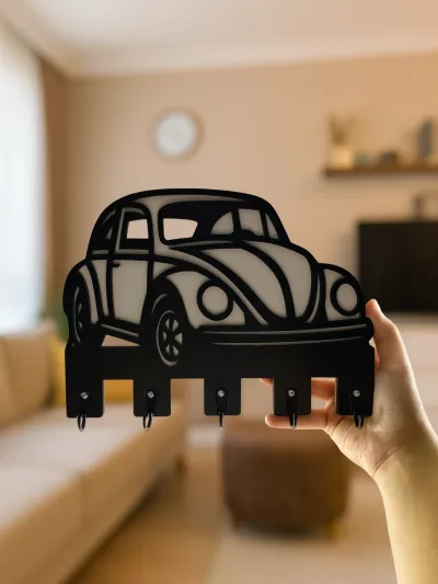 Elde tutulan siyah vosvos araba figürlü ahşap anahtarlık askısı, lazer kesim çok kancalı dekoratif duvar anahtar tutucu ürün detayı