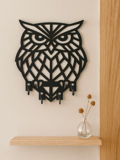 Duvara monte siyah MDF baykuş anahtarlık askısı, ahşap raf ve cam vazolu dekor ile modern giriş alanı