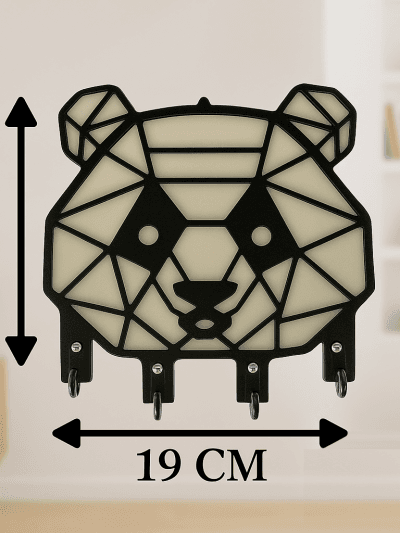 Boyutlu, geometrik tasarıma sahip panda figürlü duvar anahtarlığı, siyah metal gövde ve 5 kancalı askı aparatı.