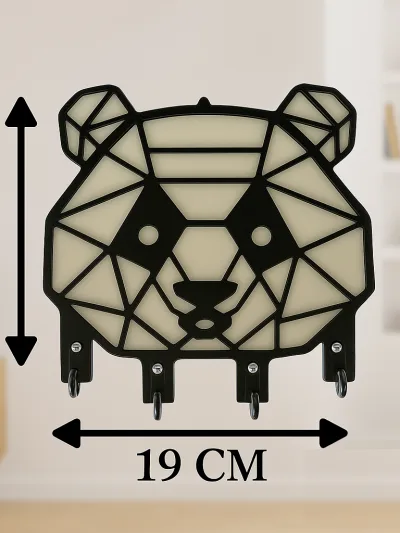 Boyutlu, geometrik tasarıma sahip panda figürlü duvar anahtarlığı, siyah metal gövde ve 5 kancalı askı aparatı.