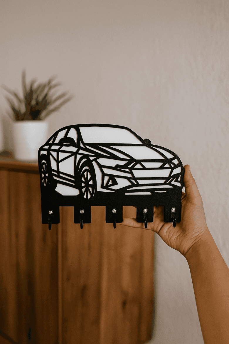 Dekoratif Araba Figürlü Anahtarlık Askısı 3 Elde tutulan araba figürlü siyah MDF anahtarlık askısı, kompakt gövde ve metal kanca detayları