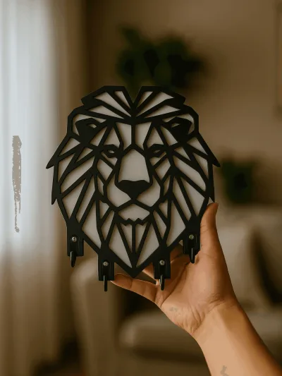 Elde tutulan siyah geometrik aslan figürlü ahşap anahtarlık askısı, lazer kesim dekoratif duvar anahtar tutucu ürün detay görünümü