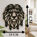 22x19 cm ölçülerinde siyah geometrik aslan figürlü ahşap duvar anahtarlık askısı, lazer kesim modern dekoratif çoklu kancalı anahtar tutucu