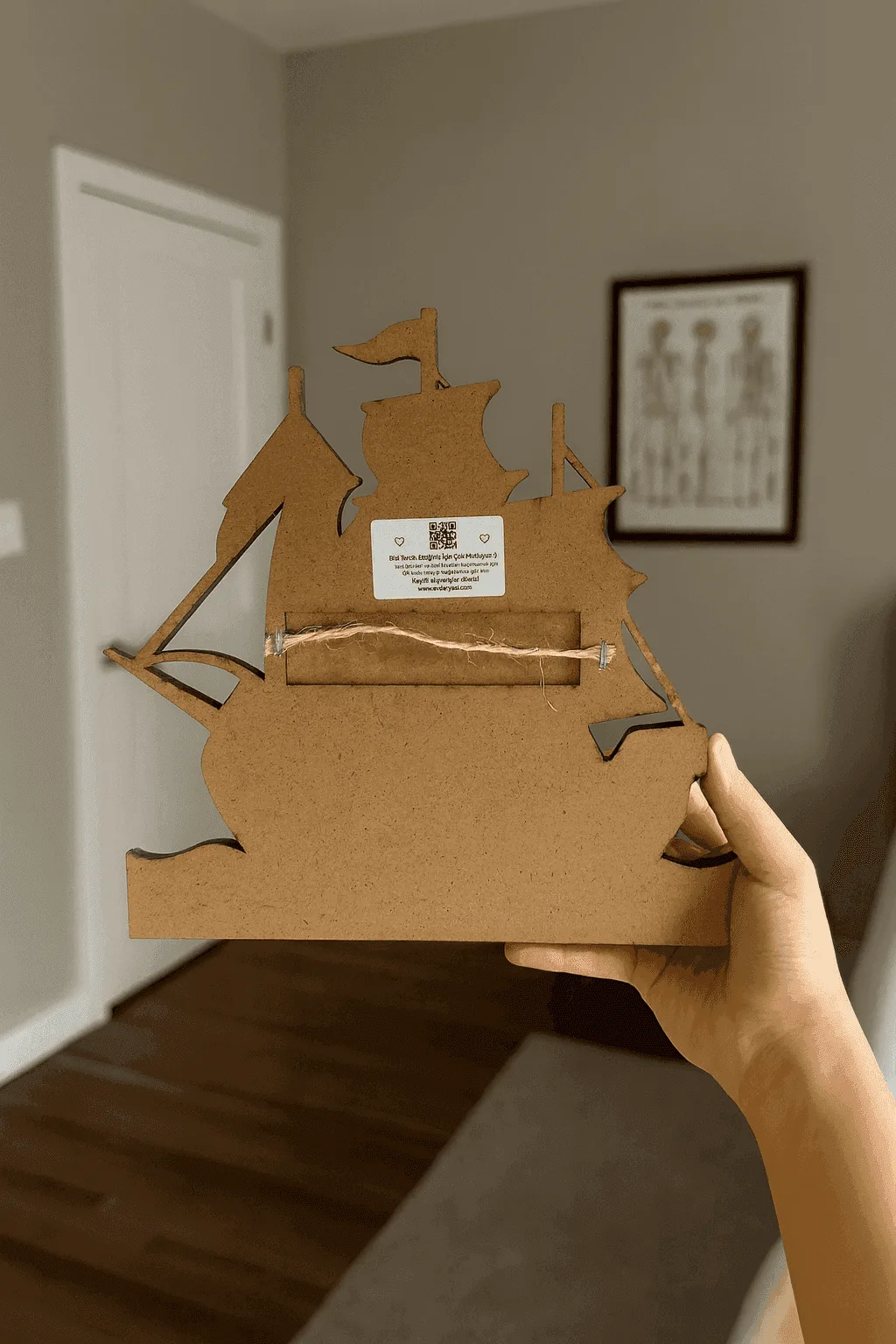 Gemi Figürlü Duvar Anahtarlık Askısı 7 Yelkenli gemi şeklinde lazer kesim MDF duvar askısının arka yüzü, ip askı aparatı ve ham ahşap yüzey