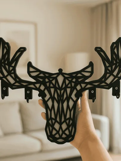 Elde tutulan boyutlu geometrik geyik figürlü siyah MDF anahtarlık askısı, katmanlı gövde ve çoklu kanca detayı