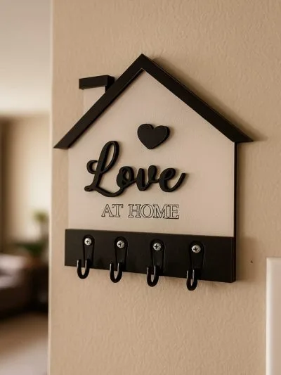 Love At Home yazılı siyah beyaz MDF ev tasarımlı duvar anahtarlık askısı 4 kancalı