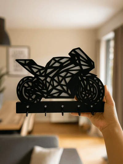 Elde tutulan geometrik motosiklet figürlü siyah MDF anahtarlık askısı, alt kısmında çoklu kancalar bulunan dekoratif organizer