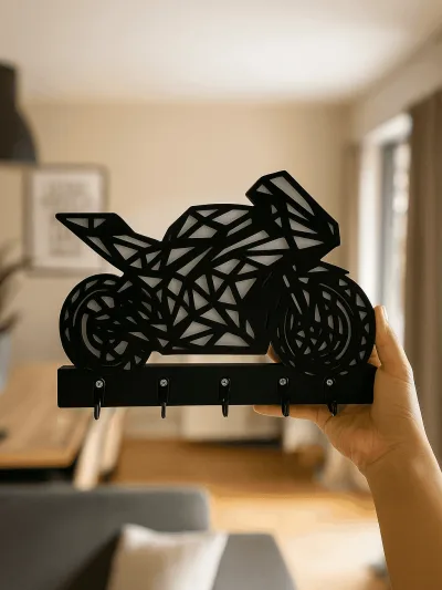 Elde tutulan geometrik motosiklet figürlü siyah MDF anahtarlık askısı, alt kısmında çoklu kancalar bulunan dekoratif organizer
