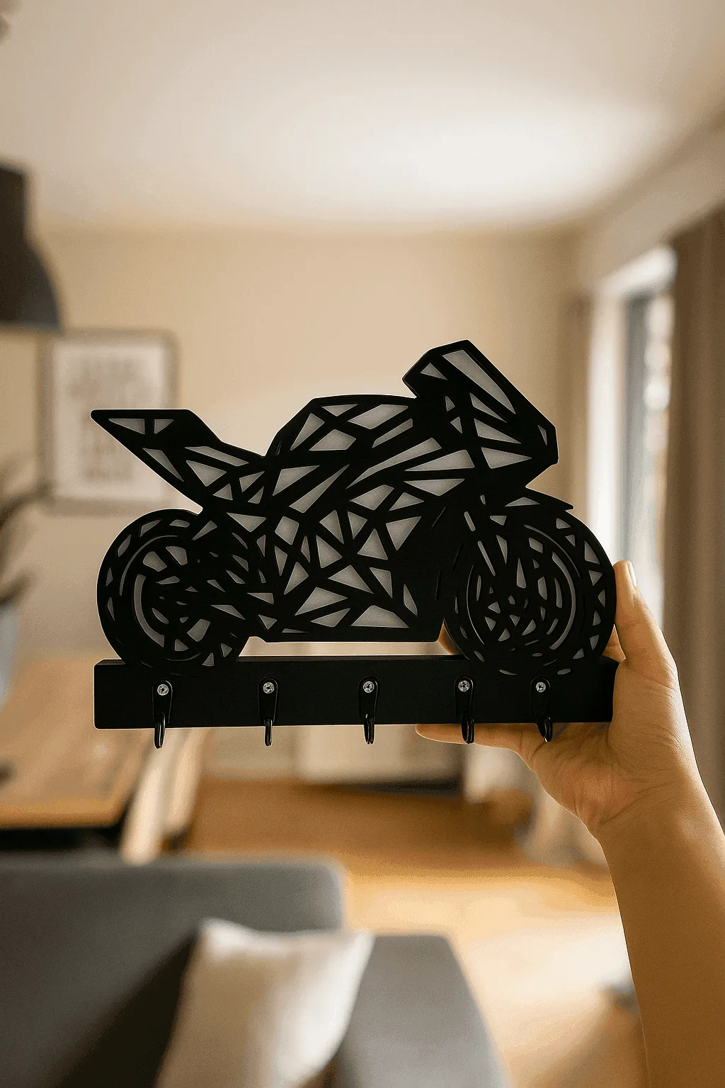 Elde tutulan geometrik motosiklet figürlü siyah MDF anahtarlık askısı, alt kısmında çoklu kancalar bulunan dekoratif organizer