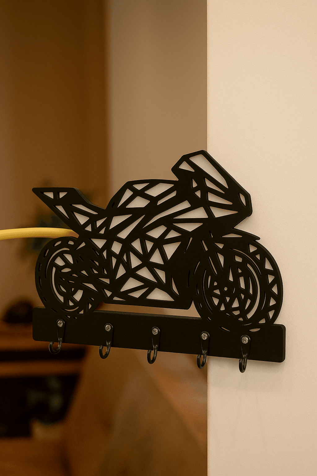 Siyah renkli geometrik motosiklet figürlü MDF duvar askılığı, beşli kancalı anahtar ve aksesuar tutucu