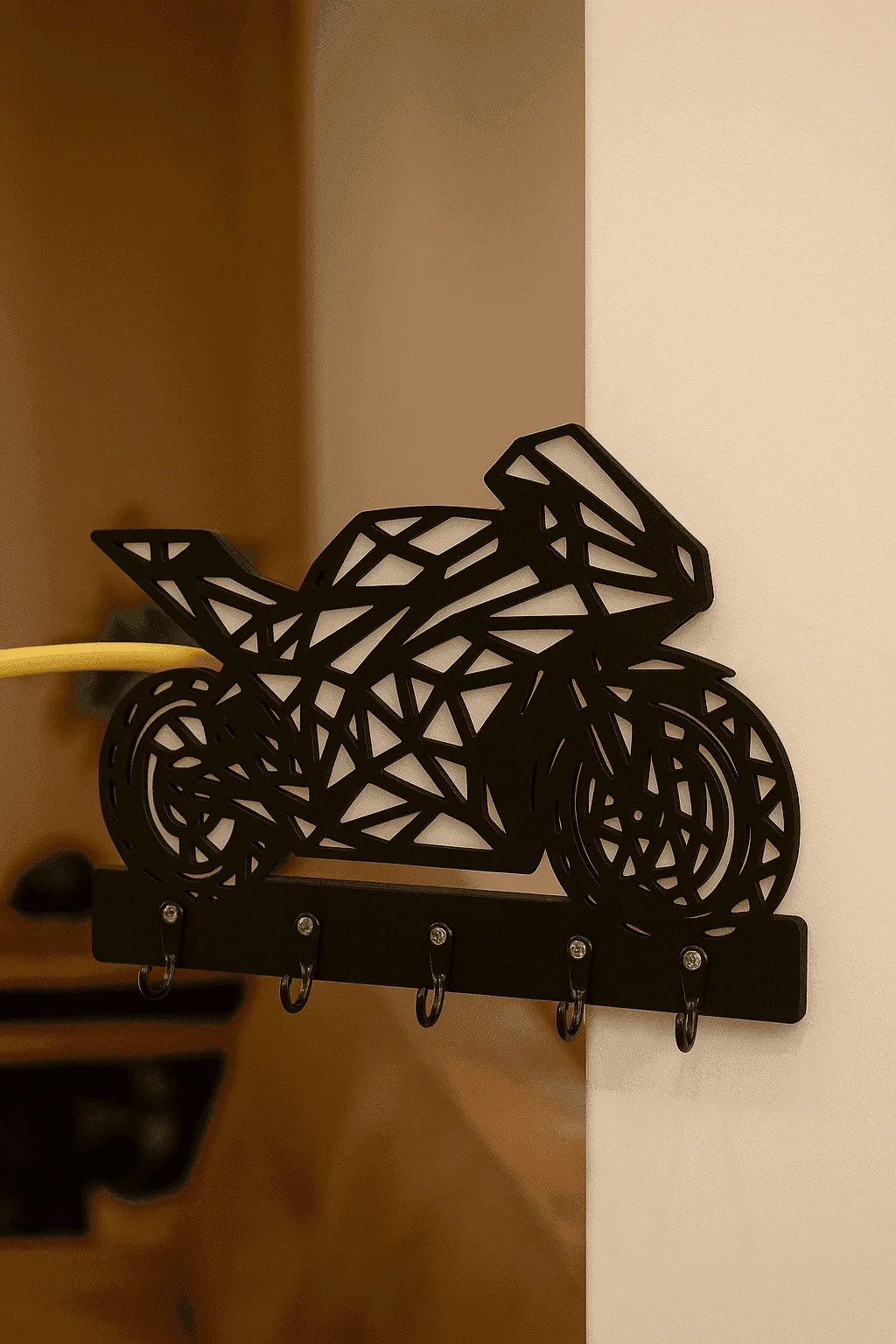 Siyah renkli geometrik motosiklet figürlü MDF duvar askılığı, beşli kancalı anahtar ve aksesuar tutucu