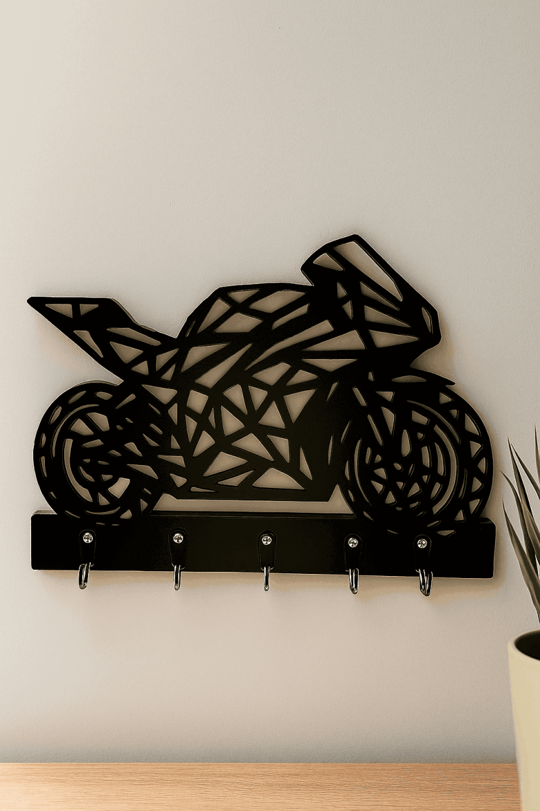 Motosiklet Figürlü Duvar Anahtarlık Askısı 2 Duvara monte edilmiş geometrik motosiklet tasarımlı siyah MDF anahtarlık askısı, 5 kancalı dekoratif duvar organizeri