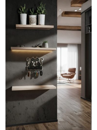 Modern duvarda raf altında monte edilmiş iki kedi figürlü ahşap anahtarlık askısı, anahtar ve kumanda asılı dekoratif düzenleyici