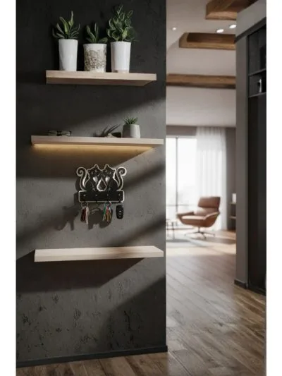 Modern duvarda raf altında monte edilmiş iki kedi figürlü ahşap anahtarlık askısı, anahtar ve kumanda asılı dekoratif düzenleyici