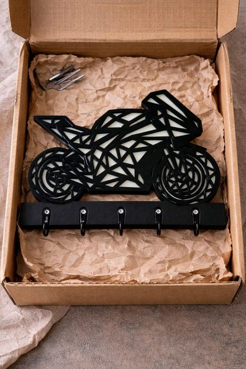 Geometrik motosiklet figürlü el yapımı MDF duvar anahtarlık askılığı